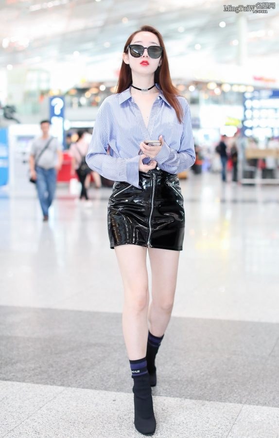 蒋梦婕穿超短小皮裙外出露出超白皙的美腿(1/17)