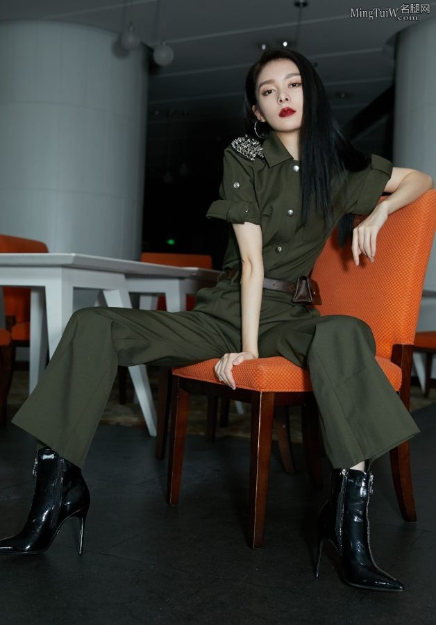 The cold imperial sister Fu Jing looks so cool in a military green suit and stiletto boots.(3/7)