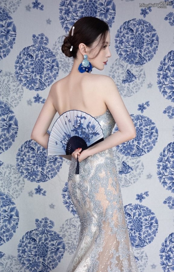 女明星张萌身穿高档晚礼服长裙秀美背(8/13)