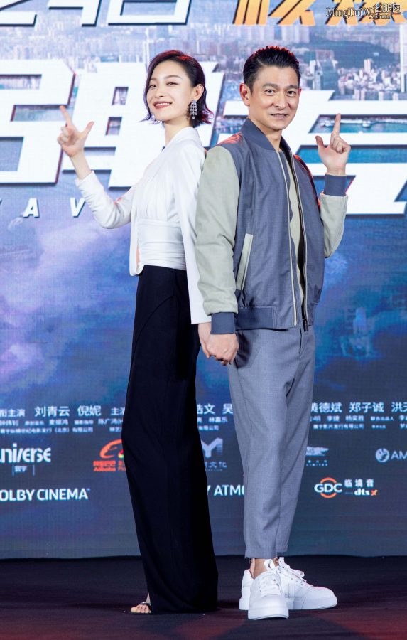 The glamorous sister Ni Ni wears a deep V and takes off her high heels to show off her feet(5/18)