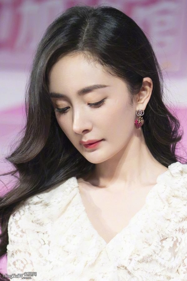 女明星杨幂现在浑身散发成熟韵味(4/8)