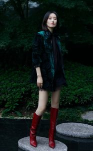 魅力女演员刘敏涛穿红色长靴白大腿太美