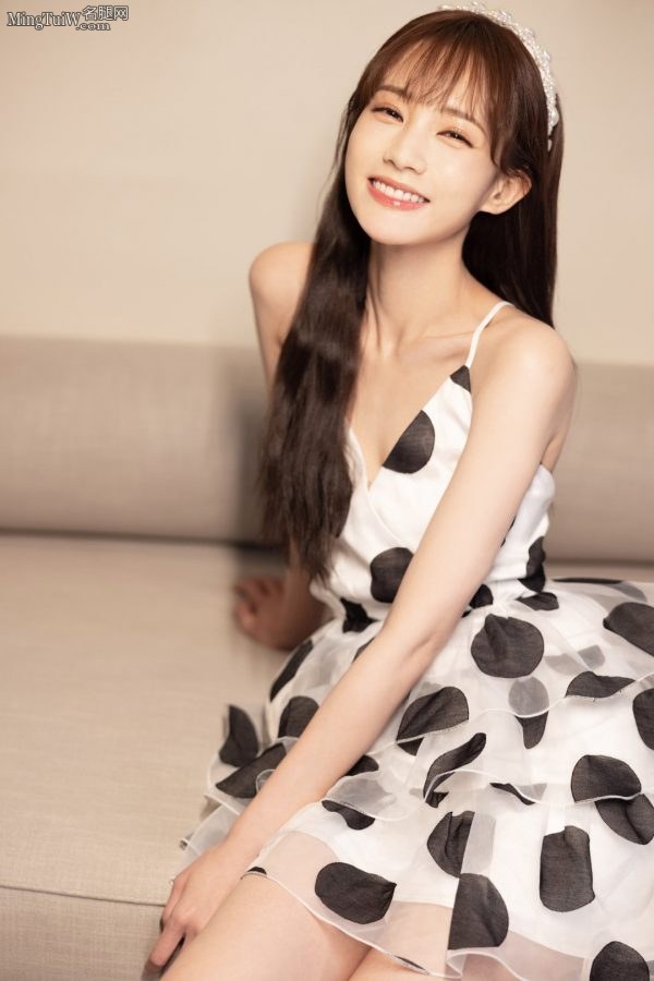 清纯公主李一桐吊带短裙美腿纤细(4/6)