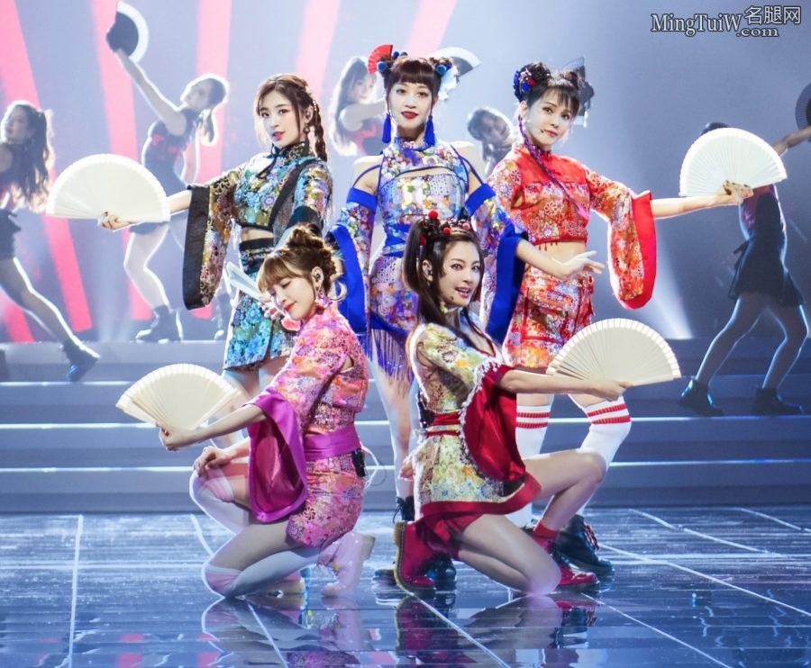 乘风破浪的姐姐伊能静国风装扮配美腿穿运动筒袜(2/8)