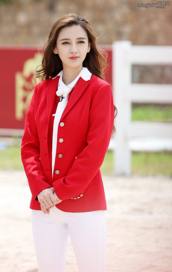 马术美女Angelababy穿白裤长靴又帅又美(2/9)