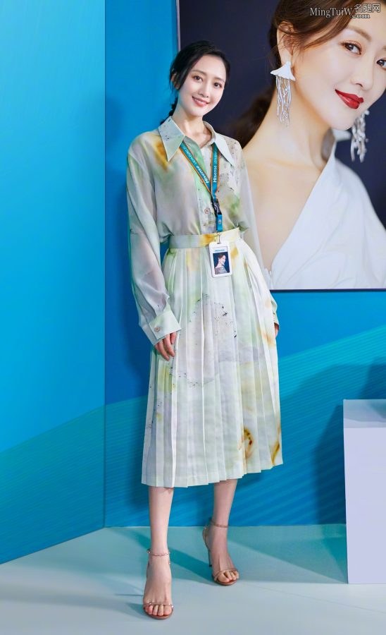 这个姐姐太美了 王鸥穿凉鞋露出精致的脚丫(7/7)