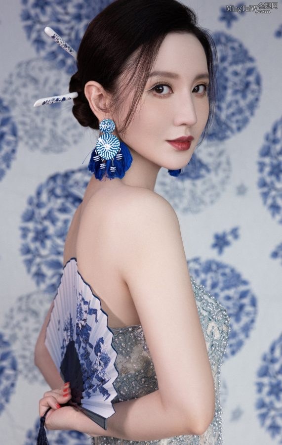 女明星张萌身穿高档晚礼服长裙秀美背(6/13)