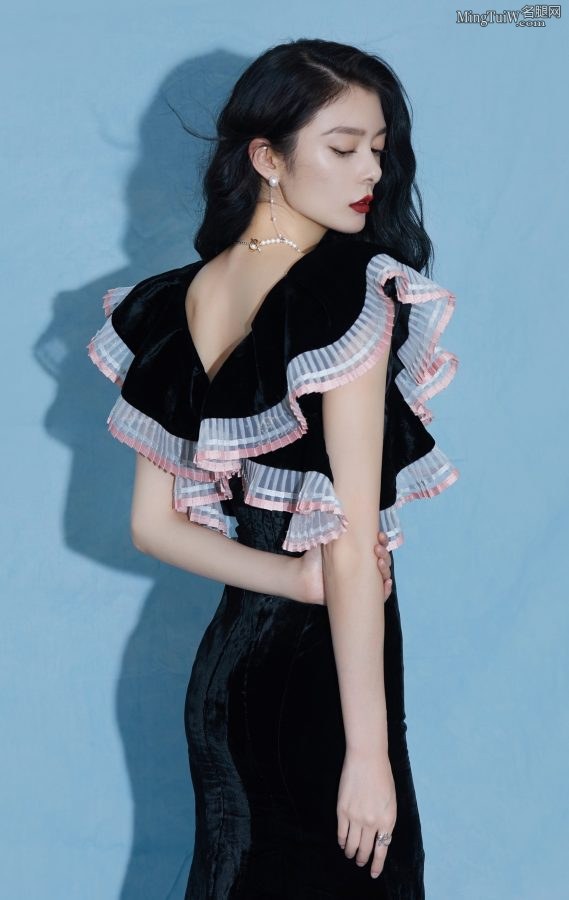 火箭少女傅菁美足踩凉高跟红唇性感(3/5)