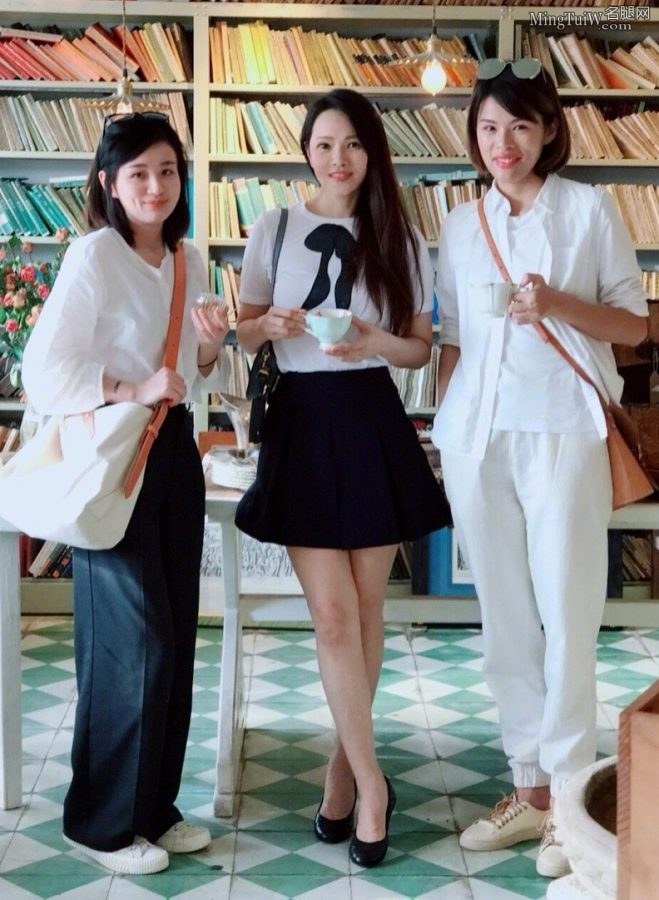 大龄美女伊能静又白又直的腿真好看(1/1)