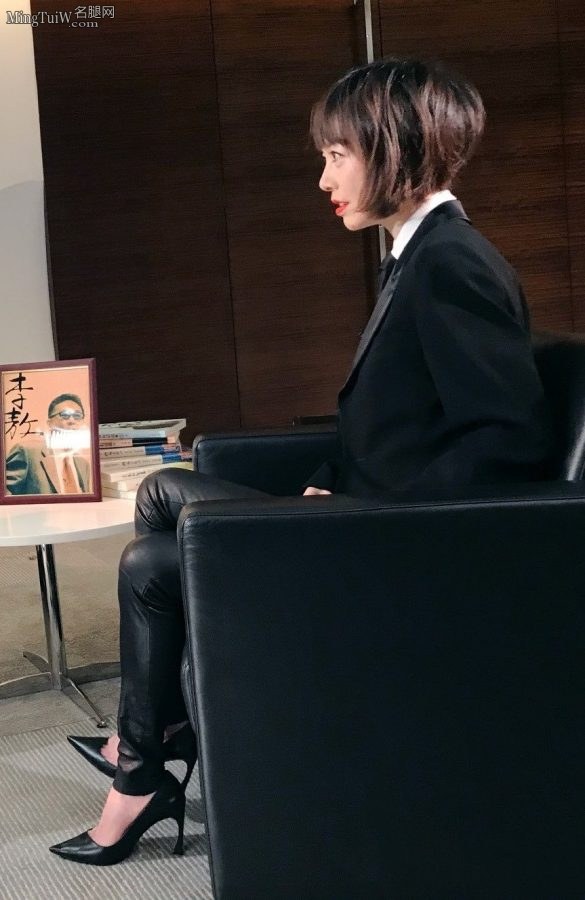 主持人鲁豫穿紧身皮裤采访秀细腿(4/6)