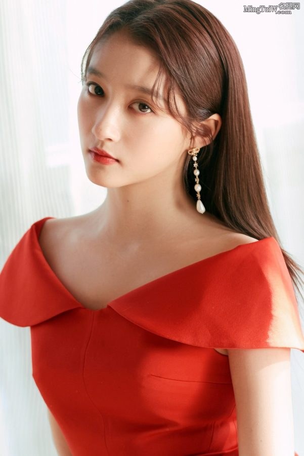 长相甜美的女星关晓彤穿尖头高跟鞋脚背白皙(4/4)