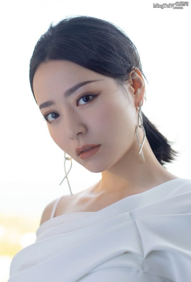 海豚音公主张靓颖脚踩名牌高跟出席商业活动(2/14)