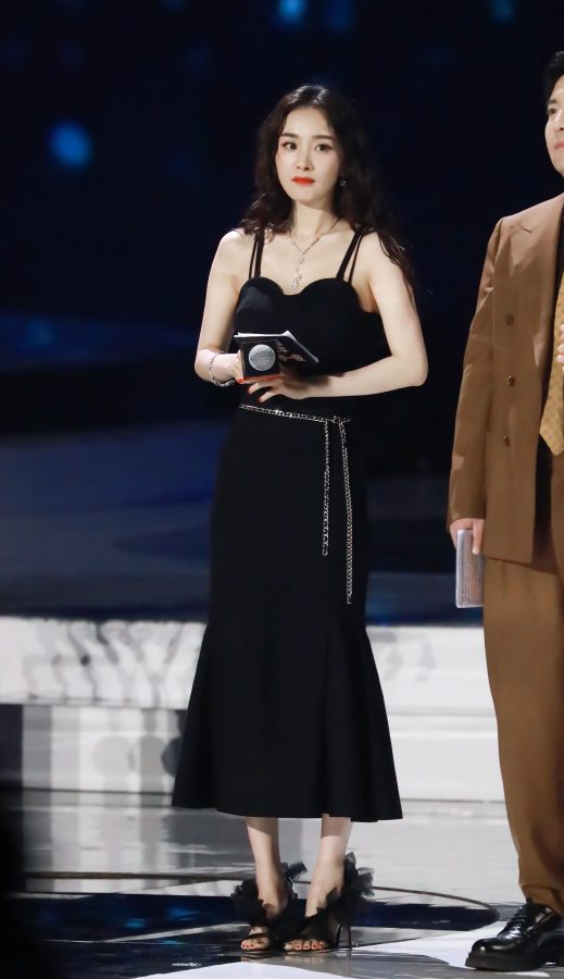 波浪发大美女杨幂红指甲油脚趾整齐(11/16)