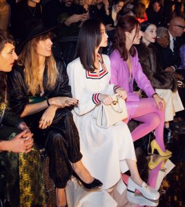 米兰时装周里的倪妮 重点是旁边Miriam Leone的紫色丝袜