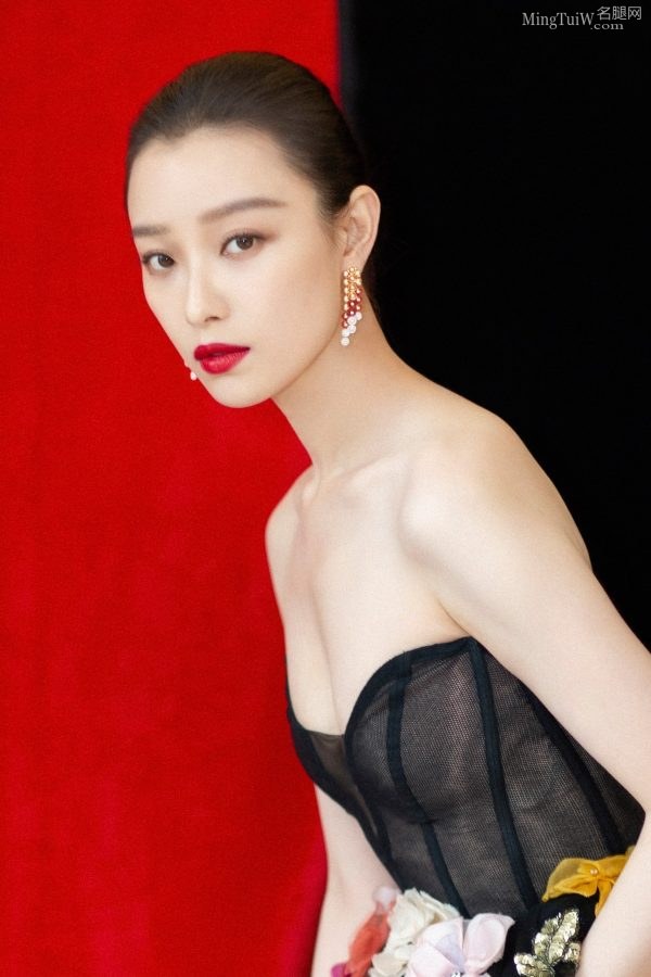 女明星倪妮穿低胸花裙大不大都要秀出来(5/13)