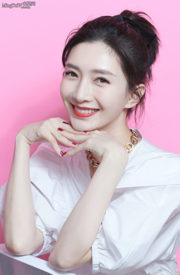 江疏影展示自己光滑长直的腿笑颜如花(5/8)