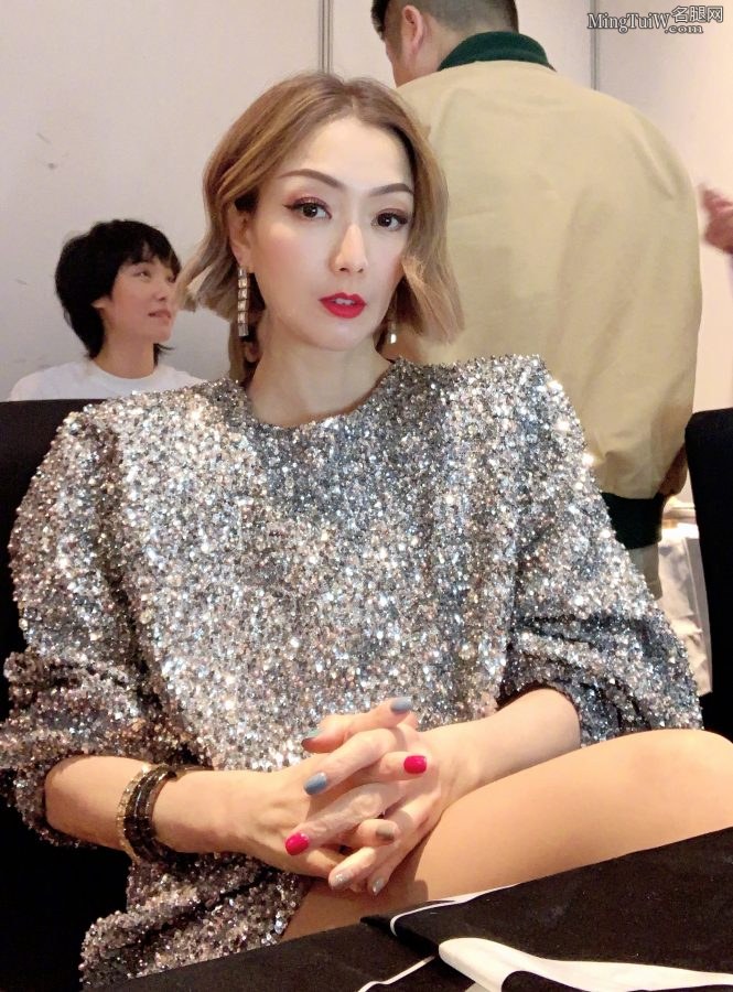 成熟韵味郑秀文肉丝袜配黑皮长靴(3/3)