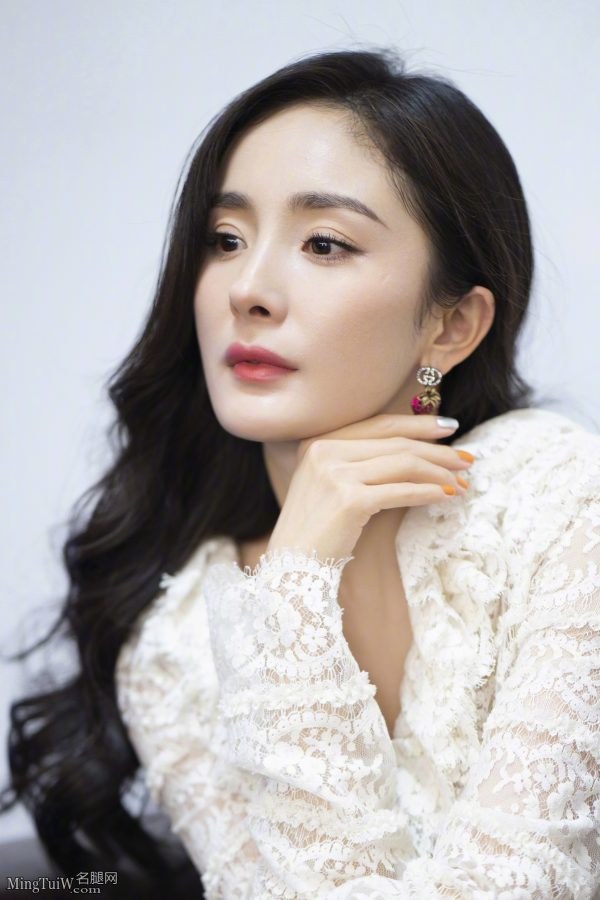 女明星杨幂现在浑身散发成熟韵味(6/8)