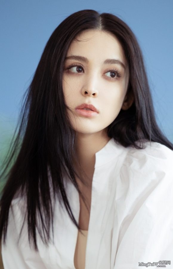 古力娜扎沙漠写真 光脚丫气质优雅(3/3)