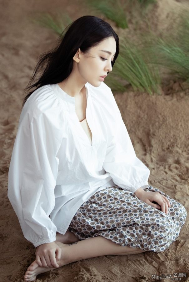 古力娜扎沙漠写真 光脚丫气质优雅(2/3)