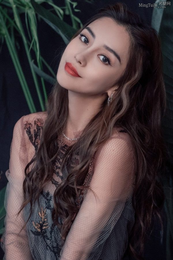 美女明星杨颖长发红唇脚踩高跟动人(3/9)