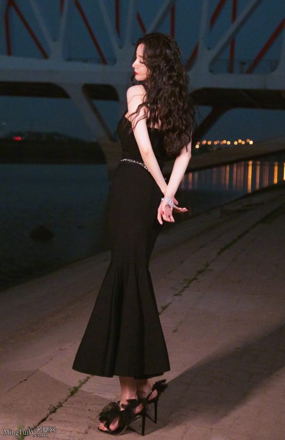 波浪发大美女杨幂红指甲油脚趾整齐(8/16)