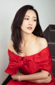 王鸥穿红色露肩礼服表演 穿凉高跟的脚太美了