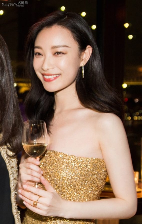 倪妮身穿低胸露肩礼服长腿半露展现优雅气场(4/6)