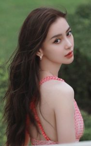 Angelababy杨颖身穿吊带低胸裙 她的样貌太出众了