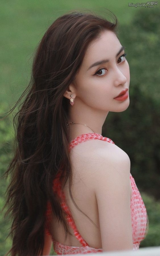 Angelababy杨颖身穿吊带低胸裙 她的样貌太出众了(13/13)