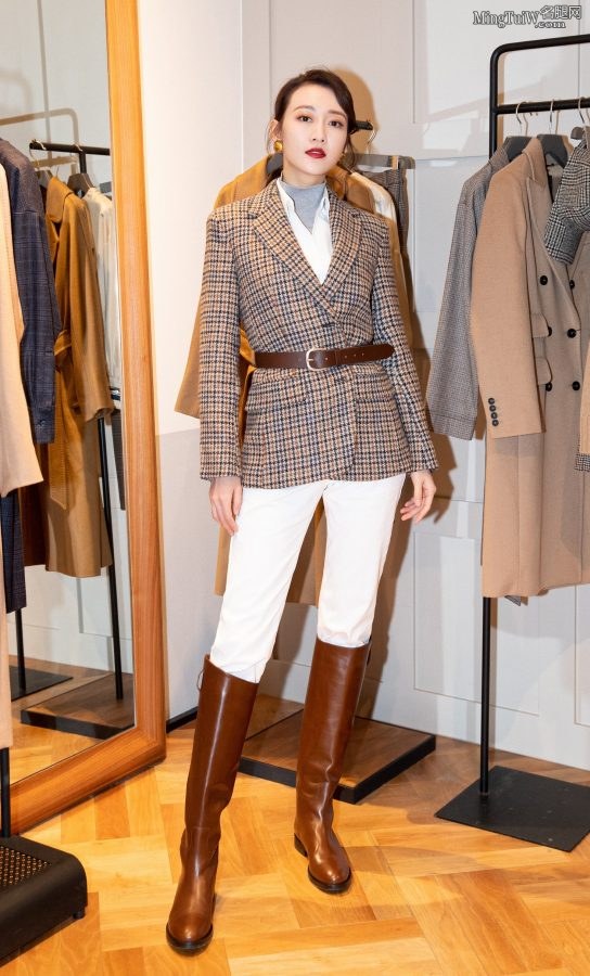 Wang Ou has long legs and looks very heroic in white pants and boots.(4/9)