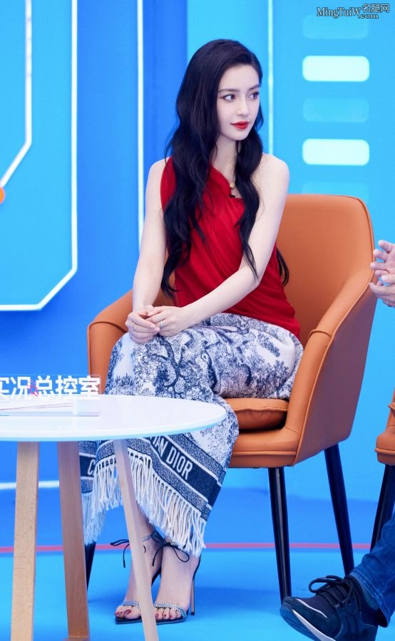 滴滴导航代言人杨颖红色短裙秀长腿美足超级吸睛(6/9)