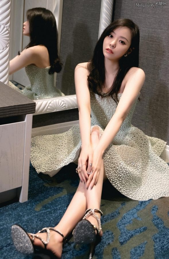 张靓颖小露美肩 玉脚踩高跟鞋走红地毯(4/8)