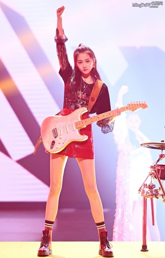 音乐美少女关晓彤短裙长腿让你嗨起来(1/2)