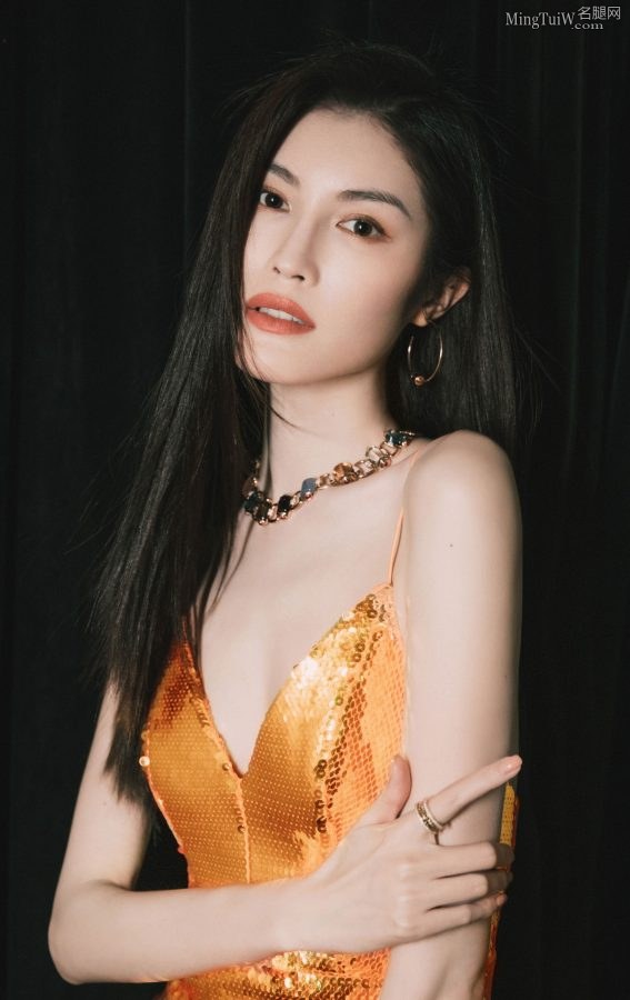 超模何穗穿吊带低胸裙身材超赞(2/6)