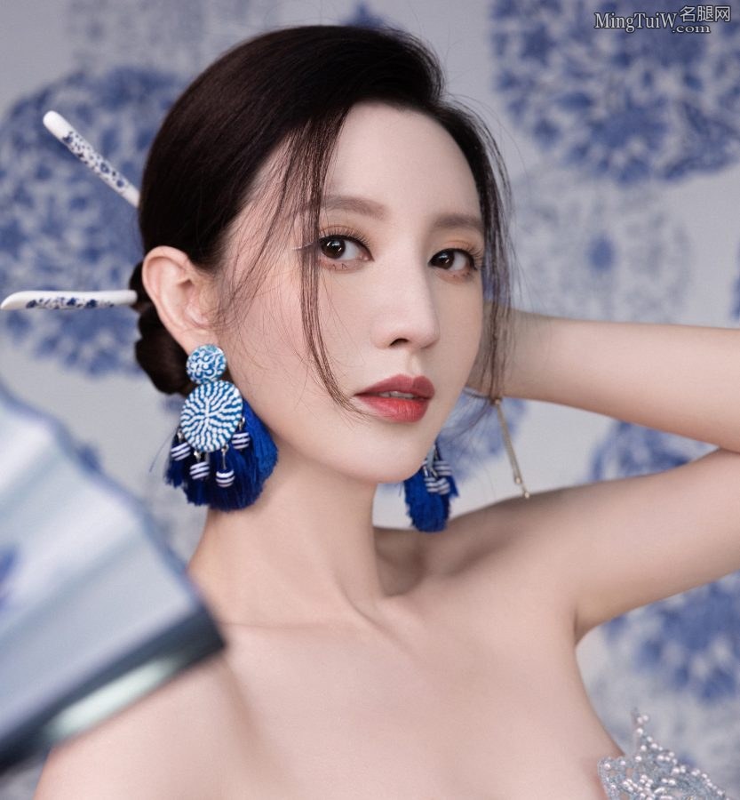 Female star Zhang Meng shows off her beautiful back in a high-end evening gown(4/13)