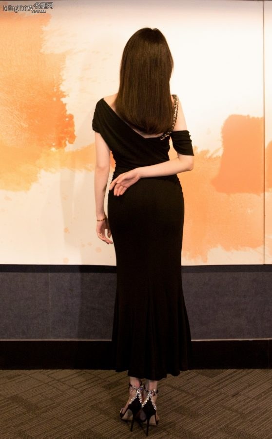 女星倪妮玉脚踩细高跟鞋 身穿修身礼服凸显美好身材(6/11)