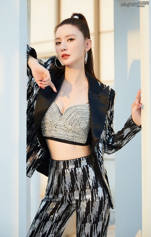 张萌敞开上衣让你见识什么叫有容乃大(1/8)