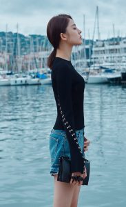 古力娜扎在戛纳码头穿牛仔短裤展示笔直修长的双腿