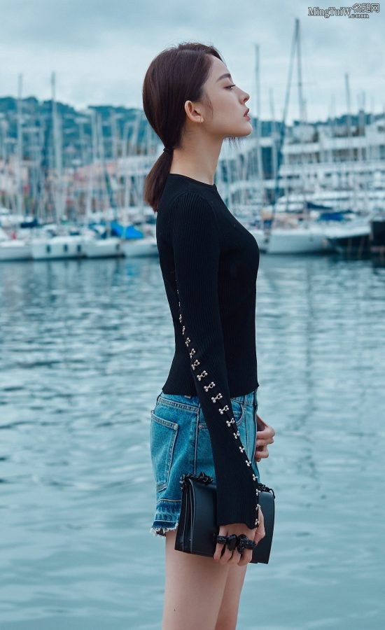 古力娜扎在戛纳码头穿牛仔短裤展示笔直修长的双腿（第5张/共5张）