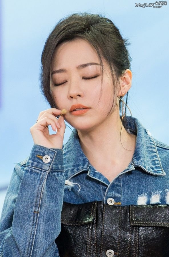 Jane Zhang shows off her high heels and beautiful feet while playing Honor of Kings offstage(2/3)