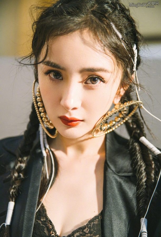 美女明星杨幂美腿长靴 低胸蕾丝边短裙有点小性感(6/13)