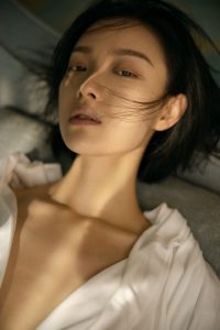 冷艳御姐倪妮穿深V脱掉高跟鞋秀足