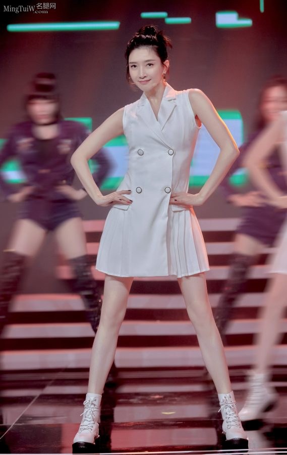 Jiang Shuying performs a cute dance on stage and her beautiful legs are eye-catching(2/6)