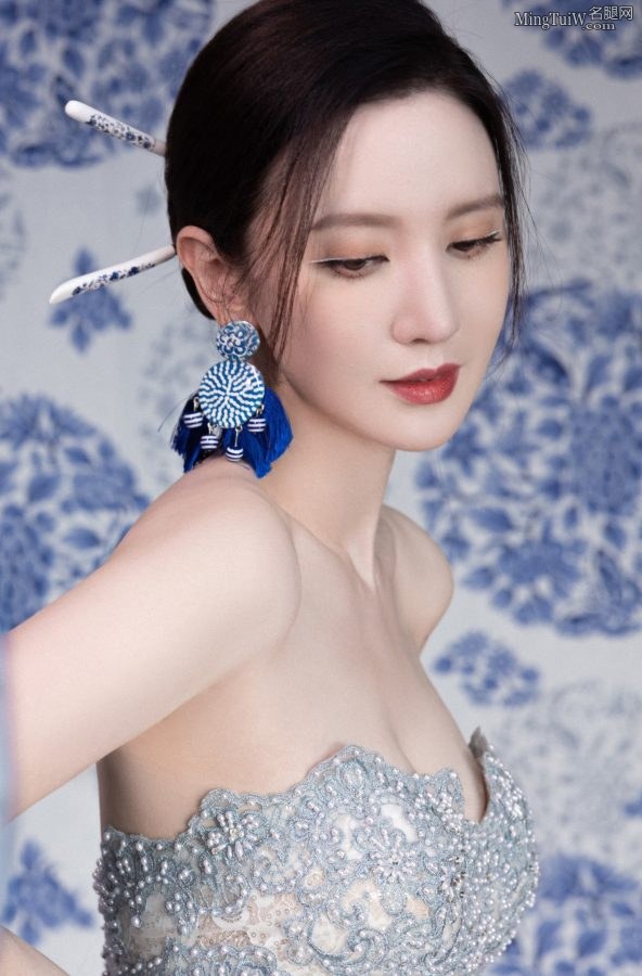 女明星张萌身穿高档晚礼服长裙秀美背(5/13)