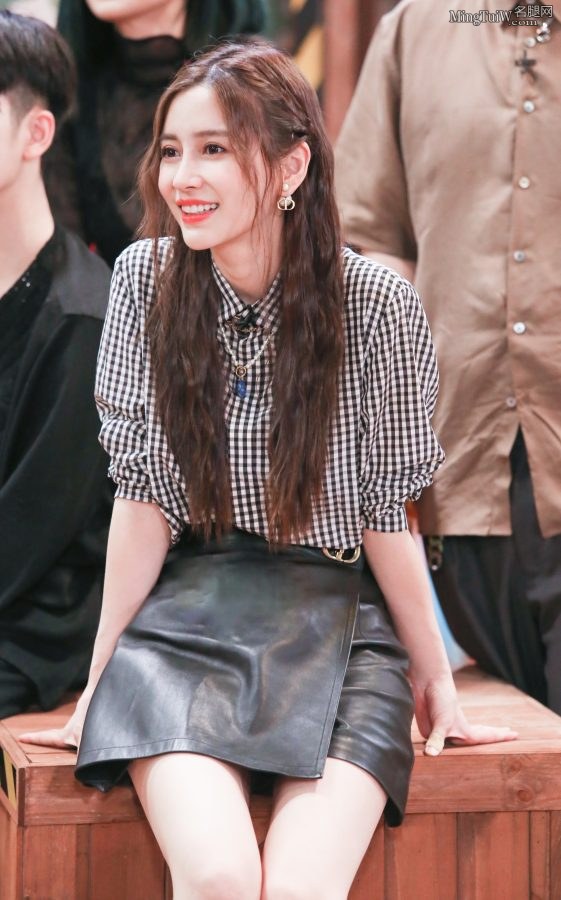 杨颖穿超短裙长靴录节目大腿好细有少女感(1/10)