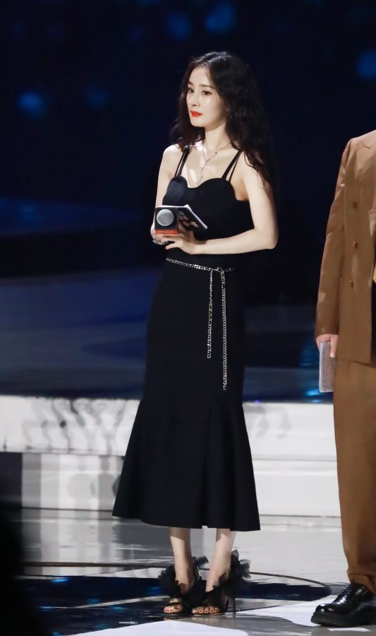 波浪发大美女杨幂红指甲油脚趾整齐(12/16)