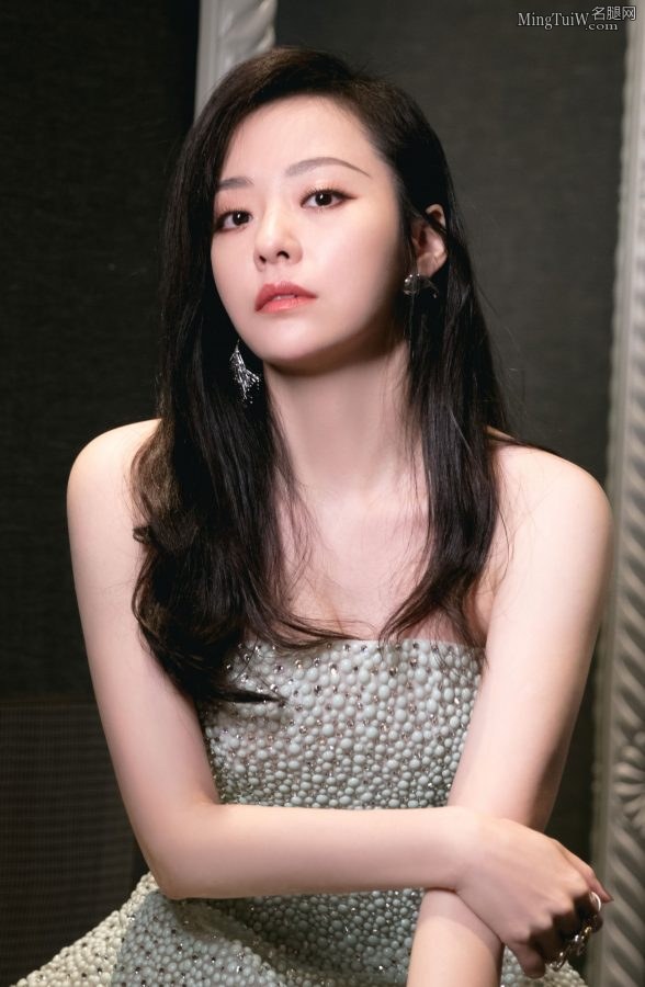 张靓颖小露美肩 玉脚踩高跟鞋走红地毯(5/8)