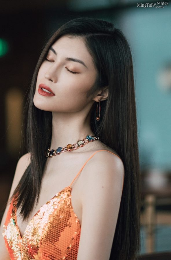 超模何穗穿吊带低胸裙身材超赞(3/6)