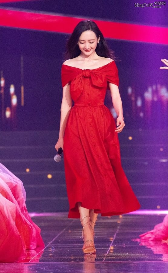Wang Ou performs in a red strapless dress. Her feet in cool high heels are so beautiful.(6/8)
